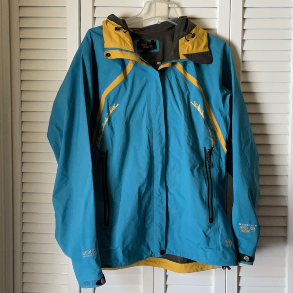 Mountain Hardwear rain jacket, size L, awesome design for your outdoor hikes